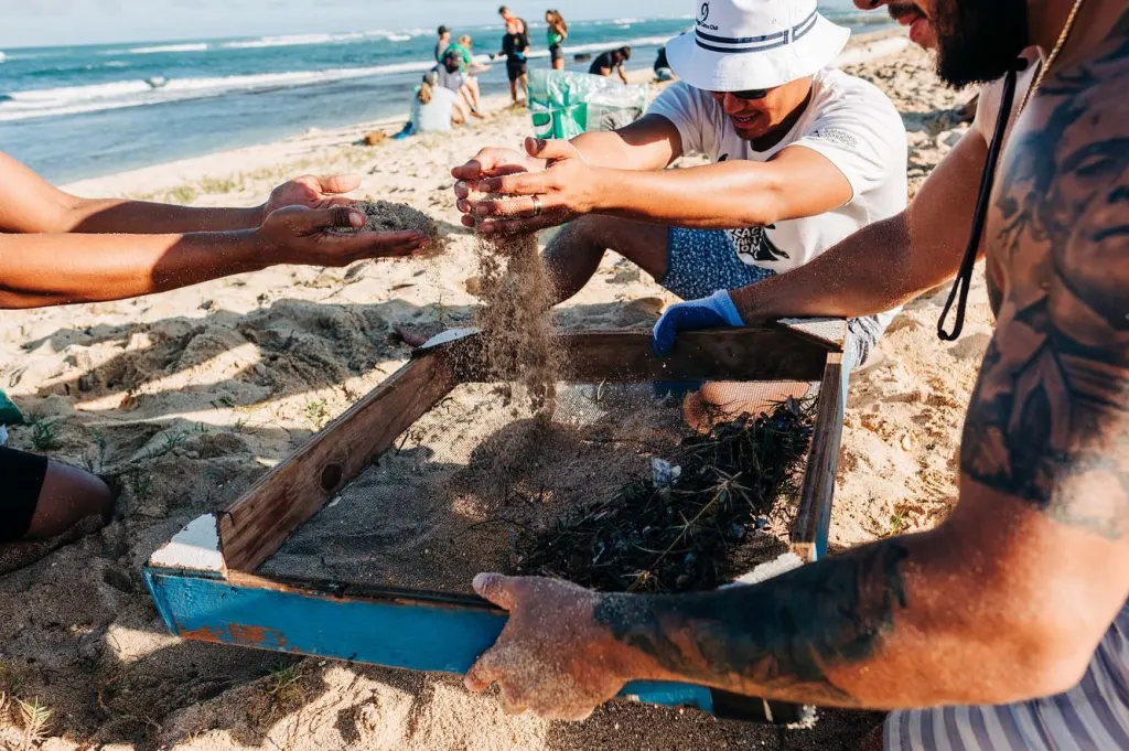beach cleanup in hawaii